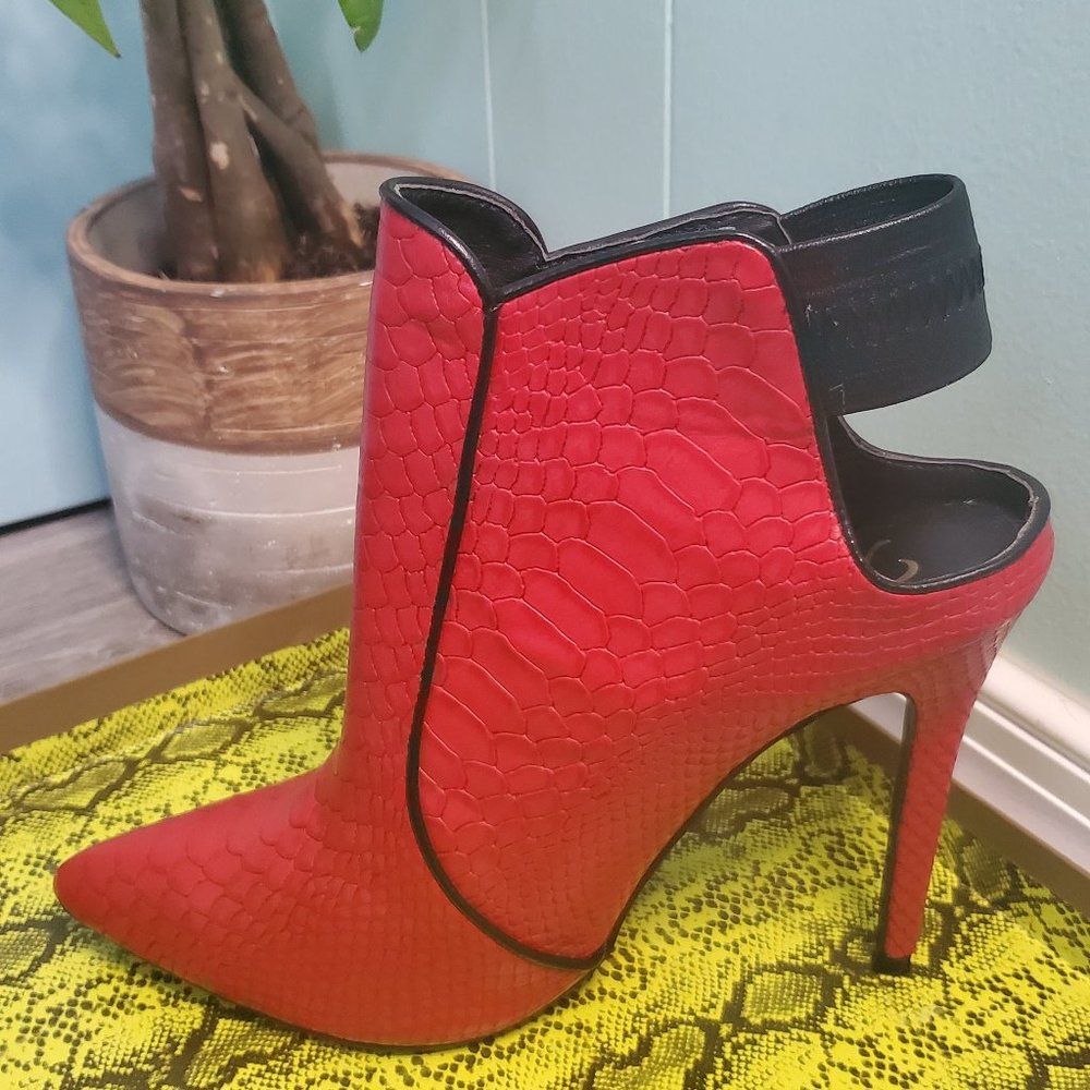 Paladora Booties by Privileged - Picture 9 of 13